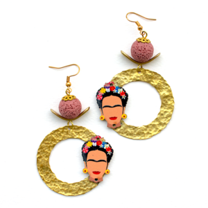 Σκουλαρίκια FRIDA KAHLO ξύλινη σε σφυρήλατο ορειχάλκινο κρίκο - boho, κρεμαστά, γάντζος, faux bijoux