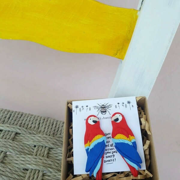 "Red macaws"- Χειροποίητα μακριά καρφωτά σκουλαρίκια με παπαγάλους red macaw (6εκ.) (ατσάλι) - καρφωτά, ατσάλι, πηλός, φθηνά, μακριά, καρφάκι - 3
