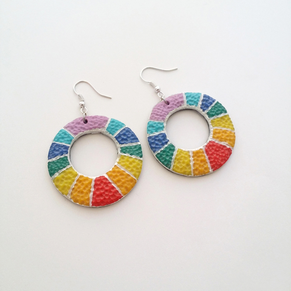 hollow circle rainbow earrings/ Στρόγγυλα πολύχρωμα σκουλαρίκια - κύκλος, πηλός, γεωμετρικά σχέδια, κρεμαστά