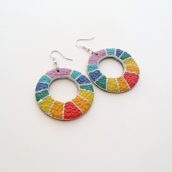 hollow circle rainbow earrings/ Στρόγγυλα πολύχρωμα σκουλαρίκια - κύκλος, πηλός, γεωμετρικά σχέδια, κρεμαστά - 3