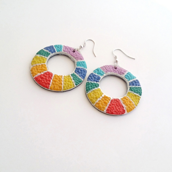 hollow circle rainbow earrings/ Στρόγγυλα πολύχρωμα σκουλαρίκια - κύκλος, πηλός, γεωμετρικά σχέδια, κρεμαστά - 4