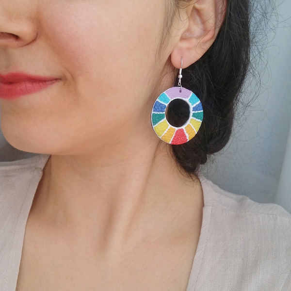 hollow circle rainbow earrings/ Στρόγγυλα πολύχρωμα σκουλαρίκια - κύκλος, πηλός, γεωμετρικά σχέδια, κρεμαστά - 5