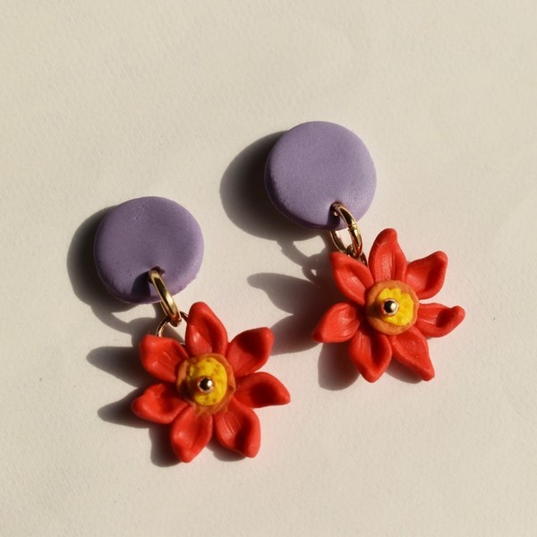 "Purple and red"- Χειροποίητα μικρά καρφωτά σκουλαρίκια με κόκκινα λουλούδια (ατσάλι) - πηλός, λουλούδι, καρφωτά, μικρά, ατσάλι, boho, φθηνά - 2