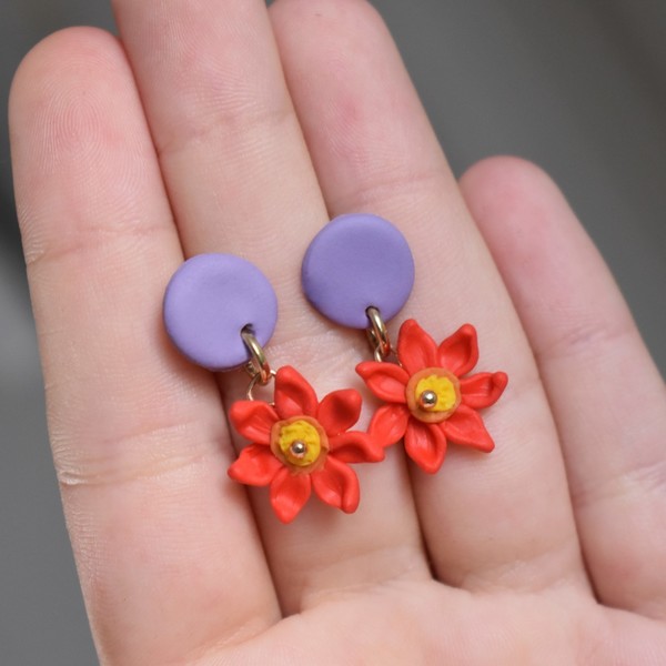 "Purple and red"- Χειροποίητα μικρά καρφωτά σκουλαρίκια με κόκκινα λουλούδια (ατσάλι) - πηλός, λουλούδι, καρφωτά, μικρά, ατσάλι, boho, φθηνά - 3