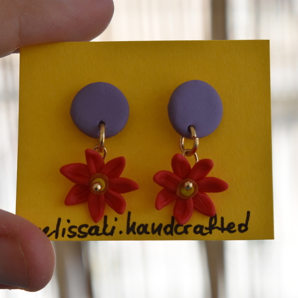 "Purple and red"- Χειροποίητα μικρά καρφωτά σκουλαρίκια με κόκκινα λουλούδια (ατσάλι) - πηλός, λουλούδι, καρφωτά, μικρά, ατσάλι, boho, φθηνά - 4