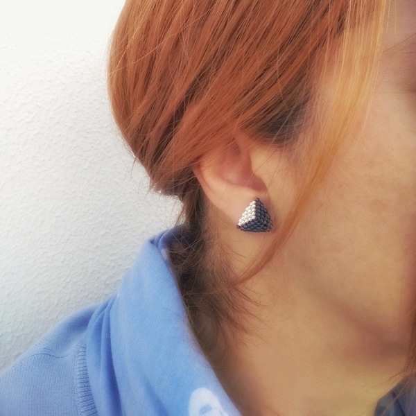 Minimal τριγωνικά καρφωτά σκουλαρίκια (stud earrings) από γνήσιες χάντρες Miyuki Delica - σκουλαρίκια, καθημερινό, καρφωτά - 2
