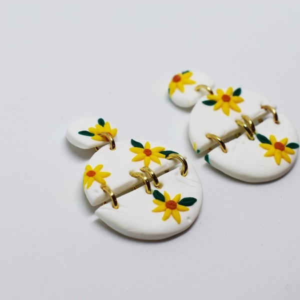 Yellow daisies pattern χειροποίητα καρφωτά σκουλαρίκια ημικύκλια - πηλός, λουλούδι, καρφωτά, ατσάλι, boho, φθηνά - 3