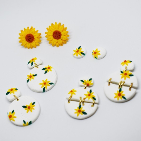 Yellow daisies pattern χειροποίητα καρφωτά σκουλαρίκια ημικύκλια - πηλός, λουλούδι, καρφωτά, ατσάλι, boho, φθηνά - 2