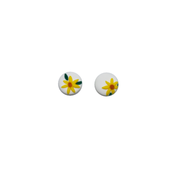 "Yellow daisies pattern"- Χειροποίητα μικρά καρφωτά σκουλαρίκια με κίτρινες μαργαρίτες (πηλός, ατσάλι) - πηλός, λουλούδι, καρφωτά, μικρά, ατσάλι, boho, φθηνά