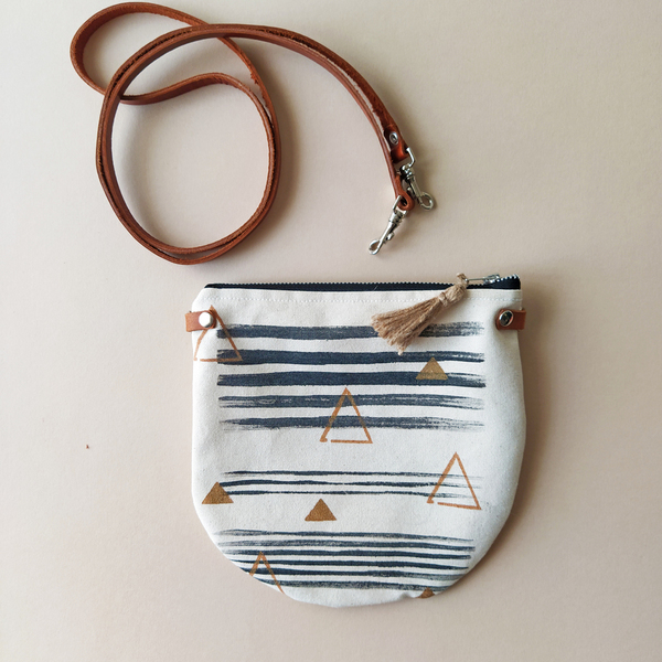Χιαστί τσάντα με σύγχρονο τύπωμα|Minimal μικρό τσαντάκι - statement, ζωγραφισμένα στο χέρι, ώμου, μικρές, φθηνές - 5