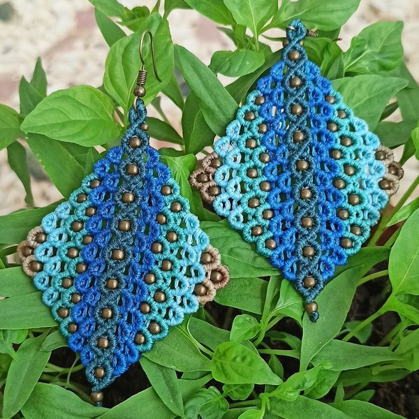 Μακραμέ σκουλαρίκια με μεταλλικές χάντρες - μπλε, μακραμέ, boho, μεταλλικά στοιχεία, κρεμαστά - 2