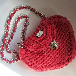 Κοραλί πλεκτή, χειροποίητη νεανική τσάντα καρδιά, πλεγμένη t-shirt yarn, με διαστάσεις : 28*23*6 - crochet, τσάντα, πλεκτές τσάντες, μικρές - 2