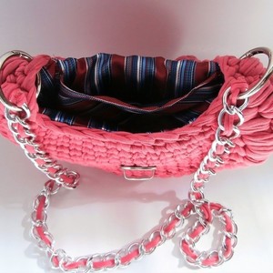 Κοραλί πλεκτή, χειροποίητη νεανική τσάντα καρδιά, πλεγμένη t-shirt yarn, με διαστάσεις : 28*23*6 - crochet, τσάντα, πλεκτές τσάντες, μικρές - 5