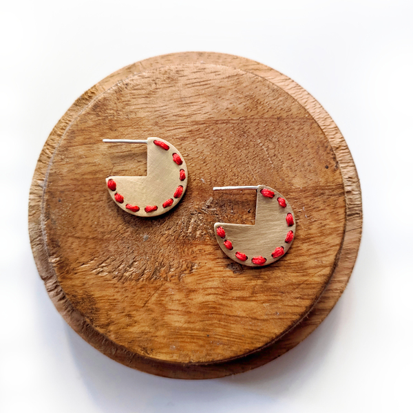 Καρφωτά σκουλαρίκια με κόκκινο κορδόνι - μοντέρνο, ορείχαλκος, minimal, καρφωτά, δώρα για γυναίκες - 3