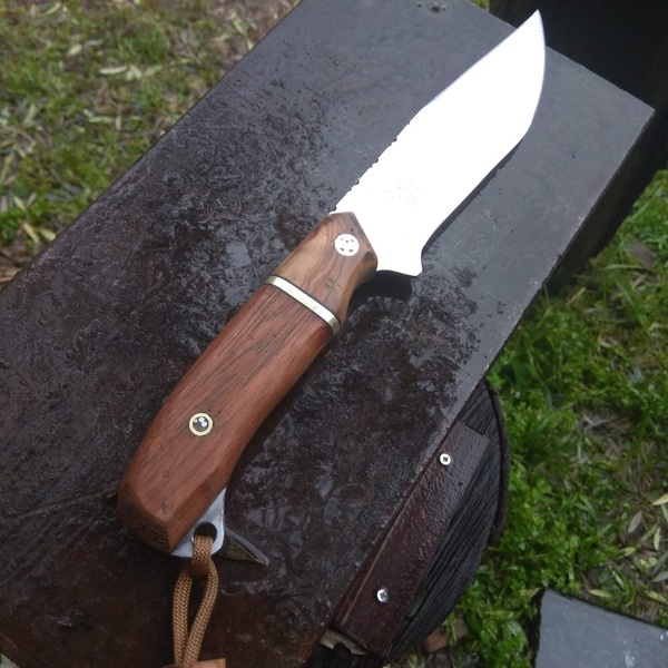 Κυνηγετικό μαχαίρι με δερμάτινη θήκη