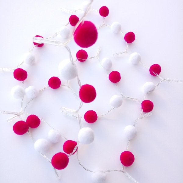 Φωτάκια Γιρλάντα με Πομ Πον σε Λευκό και Κερασί Χρώμα ♥ Παιδικά Φωτιστικά Τοίχου 2μ Πλαστικό - κορίτσι, γιρλάντες, pom pom - 2