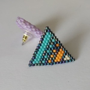 Τρίγωνα σκουλαρίκια με χρώματα. - chic, χάντρες, καρφωτά