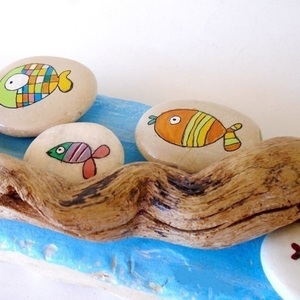 Διακοσμητική πέτρα με θαλασσόξυλα. Ζωγραφισμένη στο χέρι με ψαράκια. - ζωγραφισμένα στο χέρι, διακοσμητικές πέτρες - 2