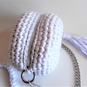 Λευκή πλεκτή στρογγυλή τσάντα χιαστί macaron πλεγμένη με t-shirt yarn. Η διάμετρος της είναι 18 εκ και το πάχος της 11 εκ. - χιαστί, χειροποίητα, πλεκτές τσάντες, βραδινές, μικρές - 2