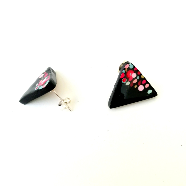 Μικρά σκουλαρίκια ζωγραφισμένα στο χέρι | Pollock Triangle earrings - ασήμι, ζωγραφισμένα στο χέρι, πηλός, καρφωτά, μικρά - 4