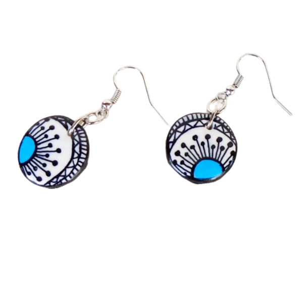 Κρεμαστά σκουλαρίκια από πολυμερή πηλό, με γαλάζια λεπτομέρεια. - ζωγραφισμένα στο χέρι, πηλός, κρεμαστά, γάντζος - 2