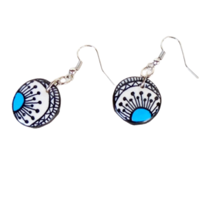 Κρεμαστά σκουλαρίκια από πολυμερή πηλό, με γαλάζια λεπτομέρεια. - ζωγραφισμένα στο χέρι, πηλός, κρεμαστά, γάντζος - 2
