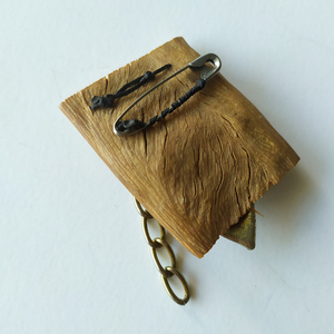Καρφίτσα από αποξηραμένο καρπό, μεταλλικά στοιχεία σε χρυσή απόχρωση - ξύλο, χειροποίητα, πρωτότυπα δώρα - 3