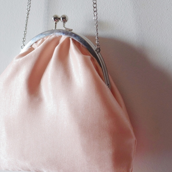 Σατέν clutch bag με μεταλλικό πλαίσιο - σατέν, clutch, χιαστί, romantic, μικρές, φθηνές - 2