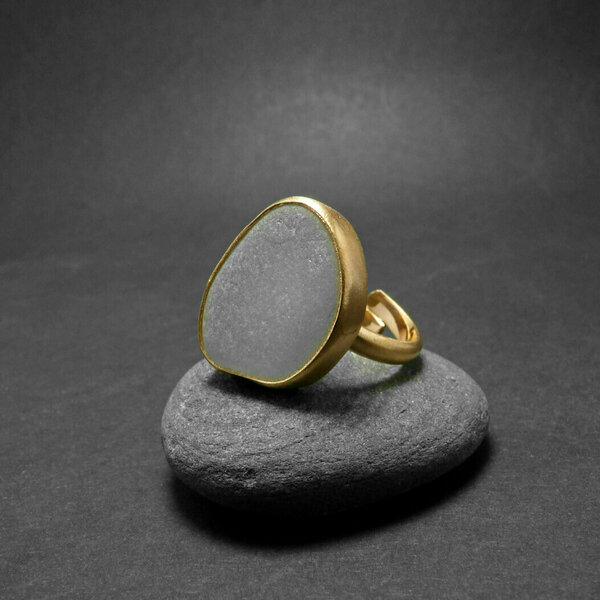 " Golden Seaglass ring" - Xειροποίητο επίχρυσο ματ δαχτυλίδι με γυαλάκι της θάλασσας!i - ημιπολύτιμες πέτρες, επιχρυσωμένα, μικρά, μικρά, boho, boho, αυξομειούμενα, φθηνά - 2