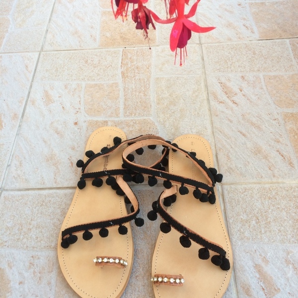 Γυναικεία δερμάτινα σανδάλια με πομ πομ και στρας - δέρμα, στρας, φλατ, ankle strap, φθηνά - 5