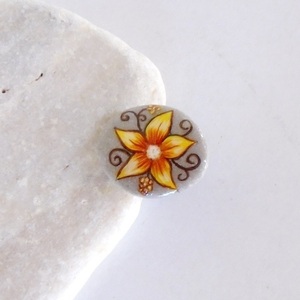 Δαχτυλίδι, ζωγραφισμένη πέτρα, με λουλούδι σε κίτρινες αποχρώσεις. - ζωγραφισμένα στο χέρι, λουλούδι, μεγάλα, βότσαλα, αυξομειούμενα - 3