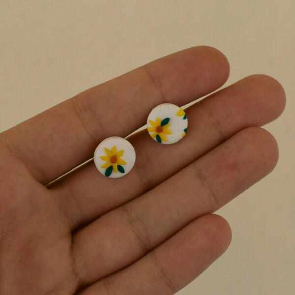 "Yellow daisies pattern"- Χειροποίητα μικρά καρφωτά σκουλαρίκια με κίτρινες μαργαρίτες (πηλός, ατσάλι) - πηλός, λουλούδι, καρφωτά, μικρά, ατσάλι, boho, φθηνά - 3