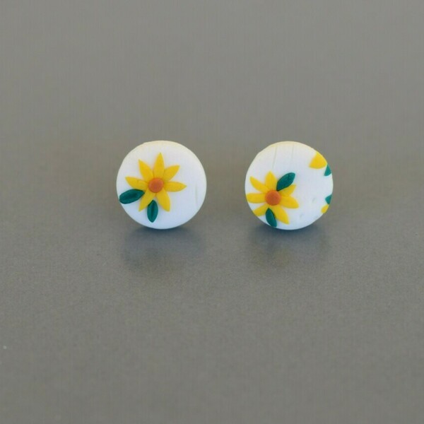 "Yellow daisies pattern"- Χειροποίητα μικρά καρφωτά σκουλαρίκια με κίτρινες μαργαρίτες (πηλός, ατσάλι) - πηλός, λουλούδι, καρφωτά, μικρά, ατσάλι, boho, φθηνά - 4