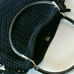 Χειροποίητη total black tote bag, καθημερινή μαύρη τσάντα με κρόσσια, πλεγμένη με ταλιατέλα οι διαστάσεις της : 38*34 - ώμου, crochet, χειροποίητα, μεγάλες, πλεκτές τσάντες - 4