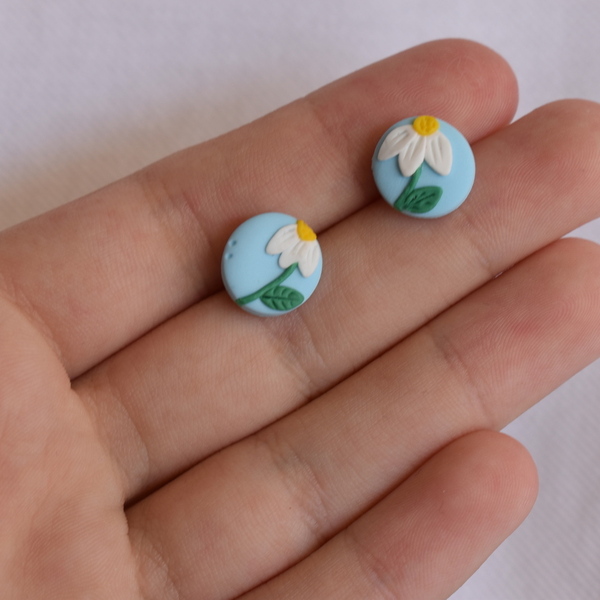 Χειροποίητα σκουλαρίκια γαλάζιου χρώματος με μαργαρίτες- Μικρά καρφωτά (1,2εκ.) (ατσάλι) - πηλός, λουλούδι, καρφωτά, μικρά, ατσάλι - 2