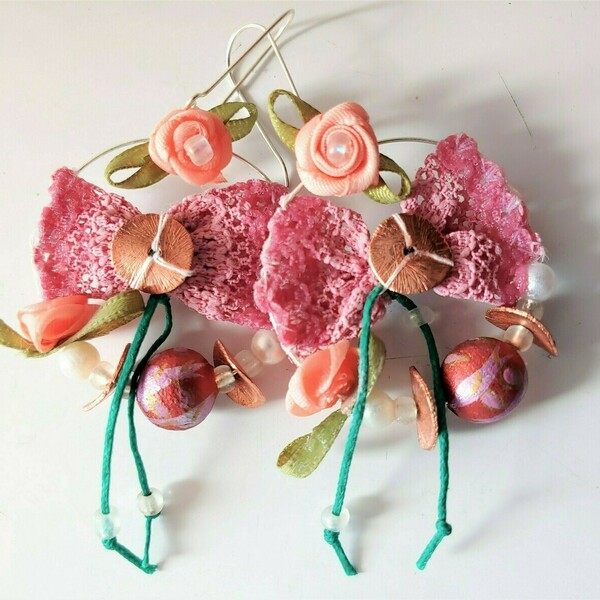 Ροζ ανοιξιάτικοι κρίκοι με χαλκό, δαντέλα και χάντρες (σκουλαρίκια) - σύρμα, καθημερινό, λουλούδι, κρεμαστά, faux bijoux