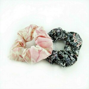 Σετ Scrunchies ροζ-άσπρο και μαύρο με μωβ λουλούδια. - ύφασμα, λαστιχάκια μαλλιών