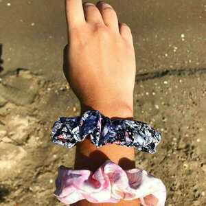 Σετ Scrunchies ροζ-άσπρο και μαύρο με μωβ λουλούδια. - ύφασμα, λαστιχάκια μαλλιών - 2