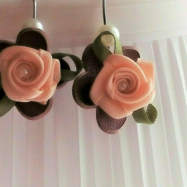 Μικρά δερμάτινα τριαντάφυλλα (σκουλαρίκια) - δέρμα, τριαντάφυλλο, κρεμαστά, πέρλες, faux bijoux - 2