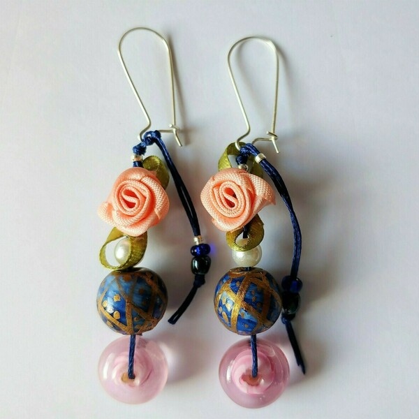 Κρεμαστά σκουλαρίκια με μπλε λεπτομέρειες και ροζ τριαντάφυλλο (σκουλαρίκια) - μπλε, κορδόνια, λουλούδι, κρεμαστά, faux bijoux