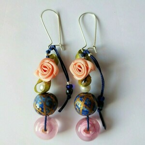 Κρεμαστά σκουλαρίκια με μπλε λεπτομέρειες και ροζ τριαντάφυλλο (σκουλαρίκια) - κρεμαστά, λουλούδι, κορδόνια, μπλε, faux bijoux