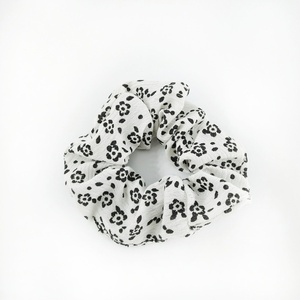 Scrunchie άσπρο με μαύρα λουλούδια. - λαστιχάκια μαλλιών