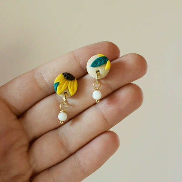 Χειροποίητα μικρά καρφωτά σκουλαρίκια με ηλιοτρόπια- Στρογγυλό minimal με νεφρίτη (2,5εκ.) (ατσάλι) - πηλός, λουλούδι, καρφωτά, μικρά, ατσάλι - 2