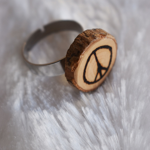 Δαχτυλίδι σύμβολο ειρήνης πυρογραφία σε ξύλο μουσμουλιάς - ξύλο, μικρά, ατσάλι, αυξομειούμενα