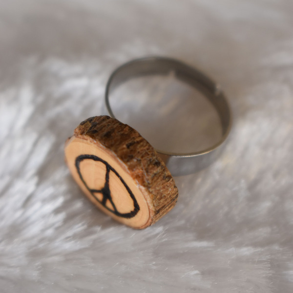 Δαχτυλίδι σύμβολο ειρήνης πυρογραφία σε ξύλο μουσμουλιάς - ξύλο, μικρά, ατσάλι, αυξομειούμενα - 2