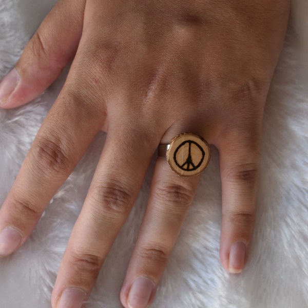 Δαχτυλίδι σύμβολο ειρήνης πυρογραφία σε ξύλο μουσμουλιάς - ξύλο, μικρά, ατσάλι, αυξομειούμενα - 3
