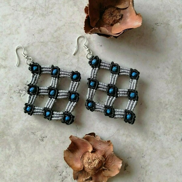 Μακραμέ δίχρωμα σκουλαρίκια σε σχήμα ρόμβου με μπλε ματ κρύσταλλα - μακραμέ, κρεμαστά, μεγάλα, γάντζος - 3
