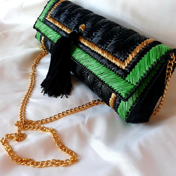 Χειροποίητη κεκτημένη τσάντα φάκελος clutch σε μαύρο ,πράσινο και χρυσό με νήμα φυσική ψάθα. - clutch, ώμου, ψάθα, χειρός, βραδινές