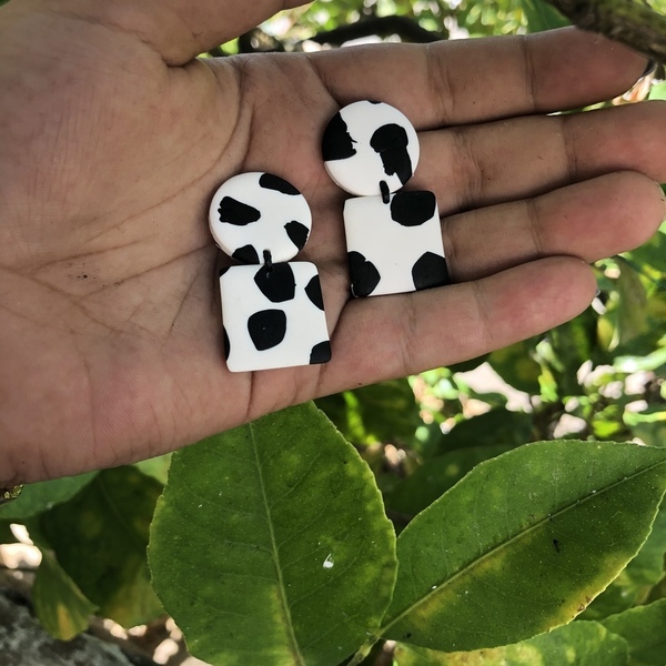 Ασπρόμαυρα γεωμετρικά σκουλαρίκια (cow print) - πηλός, καρφωτά, μικρά, μεγάλα - 2