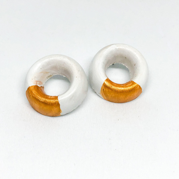 Στρογγυλά σκουλαρίκια "Bomi" λευκά από τσιμέντο - καρφωτά, φθηνά - 2